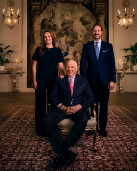 Regele Harald cu fiul său, Prințul moștenitor Haakon, și cu nepoata sa, Prințesa moștenitoare Ingrid Alexandra. FOTO: Casa Regală norvegiană
