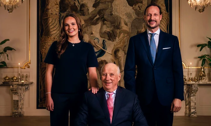 Regele Harald cu fiul său, Prințul moștenitor Haakon, și cu nepoata sa, Prințesa moștenitoare Ingrid Alexandra   FOTO Casa Regală norvegiană jpg
