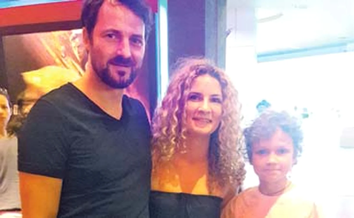 
    Eric, fiul de 10 ani al lui Andrei  Aradits, a ieşit cu părinţii la film  şi şi-a testat noua achiziţie  