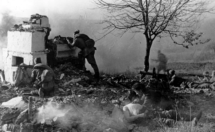 Soldați sovietici, luptând printre ruine (© Getty Images) 