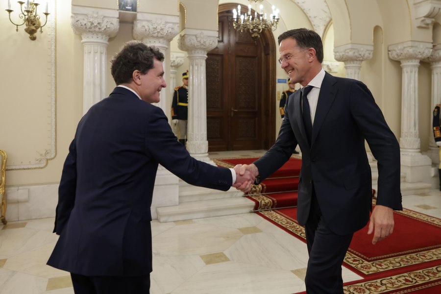Nicușor Dan se întâlnește cu secretarul general al NATO, Mark Rutte, la Bruxelles. Președintele ia parte la reuniunea Consiliului European și la Summitul Euro în format extins