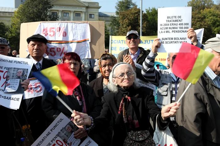 Pensionarii au protestat astăzi, de la ora 11.00, în Piața Victoriei