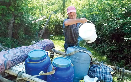 Oamenii sunt nevoiţi să-şi aducă apa de la 6 km depărtare