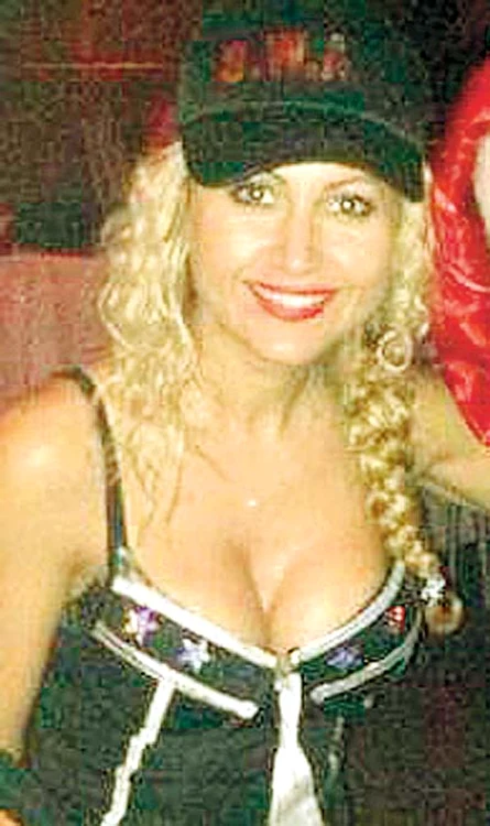 Anamaria Ferenţ își  sugrumă sânii în corset  pentru a părea mai mari (Fotografii Antena 1/arhivă personală)