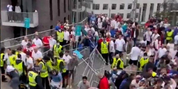 fani englezi fără bilet au încercat să pătrundă pe Wembley Foto captua video
