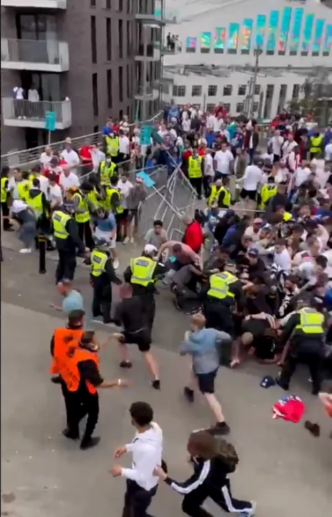 UEFA: Fanii au sărit peste bariere, e adevărat, dar nu au apucat să intre în stadion Foto: Captura video