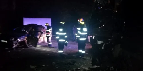 Accident grav pe Valea Oltului la Boiţa - Sibiu pe DN 7 în care au fost implicate o cisternă un camion şi un autoturism Foto SAJ Sibiu