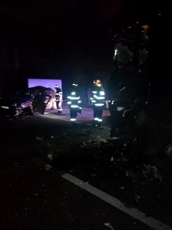 Accident grav pe Valea Oltului la Boiţa - Sibiu pe DN 7 în care au fost implicate o cisternă un camion şi un autoturism Foto SAJ Sibiu