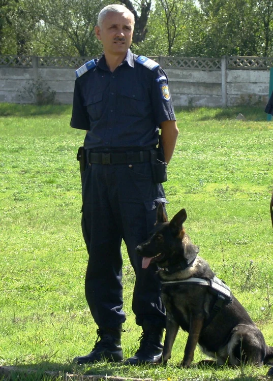 Adrian Băluțoiu s-a atașat de colegii săi patrupezi Foto: Jandarmeria Gorj