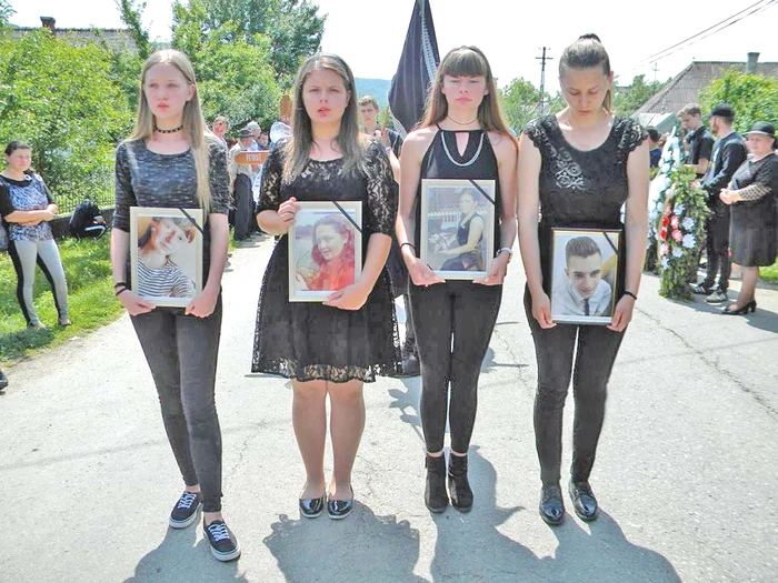 Cei patru fraţi au fost  înmormântaţi luni