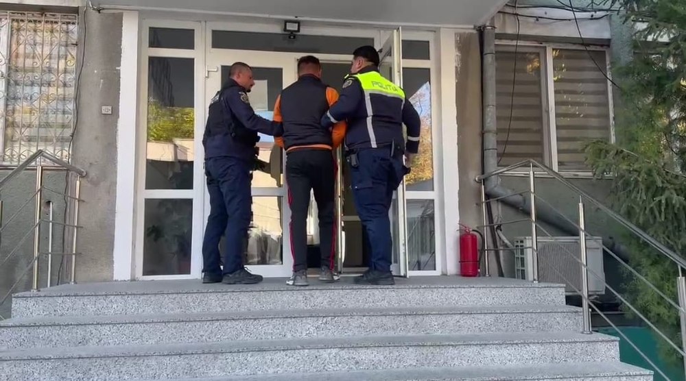 Un hoț în vârstă de 24 ani a intrat noaptea peste o femeie în casă. Ce a putut să fure înainte de a fi arestat
