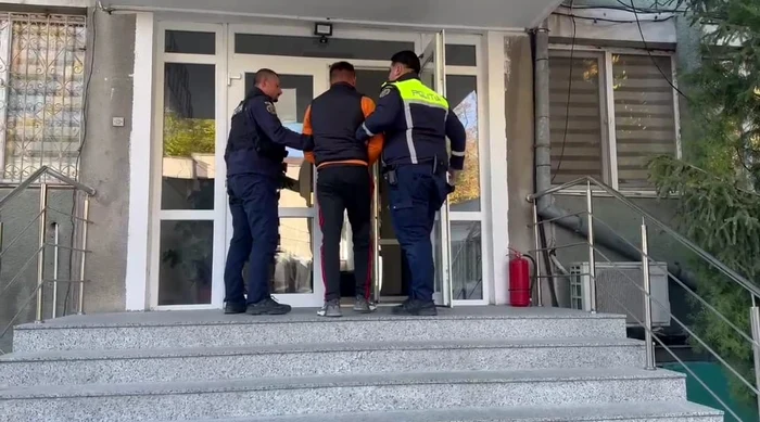 Tânărul care a intrat peste proprietară în casă a fost reținut FOTO: captura video IPJ Olt