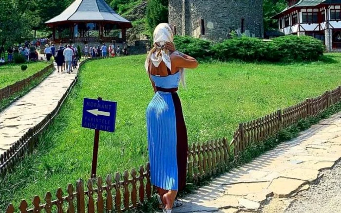 Asistenta TV a purtat, într-adevăr, o rochie lungă, însă decoltată și mulată pe corp 