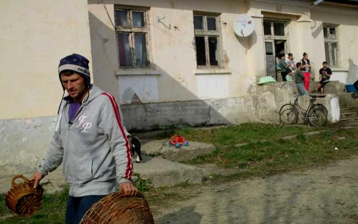 Mihai Tanasuca incearca sa isi vanada produsele FOTO Adevarul