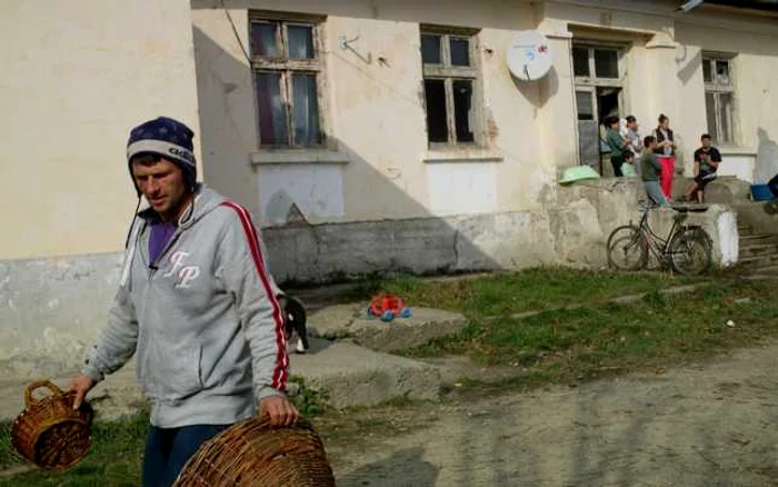 Mihai Tanasuca incearca sa isi vanada produsele FOTO Adevarul