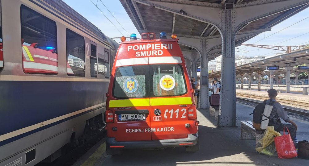  Incident la Gara de Nord: o tânără și-a prins mâna în ușa unui tren