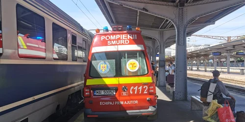 Incident la Gara de Nord: o tânără și-a prins mâna în ușa unui tren FOTO Alex Costescu