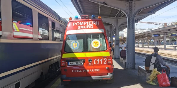  Incident la Gara de Nord: o tânără și-a prins mâna în ușa unui tren FOTO Alex Costescu