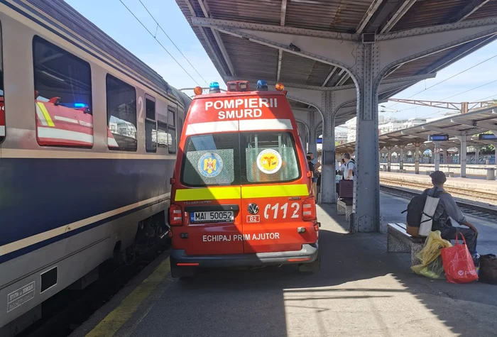 Incident la Gara de Nord: o tânără și-a prins mâna în ușa unui tren
