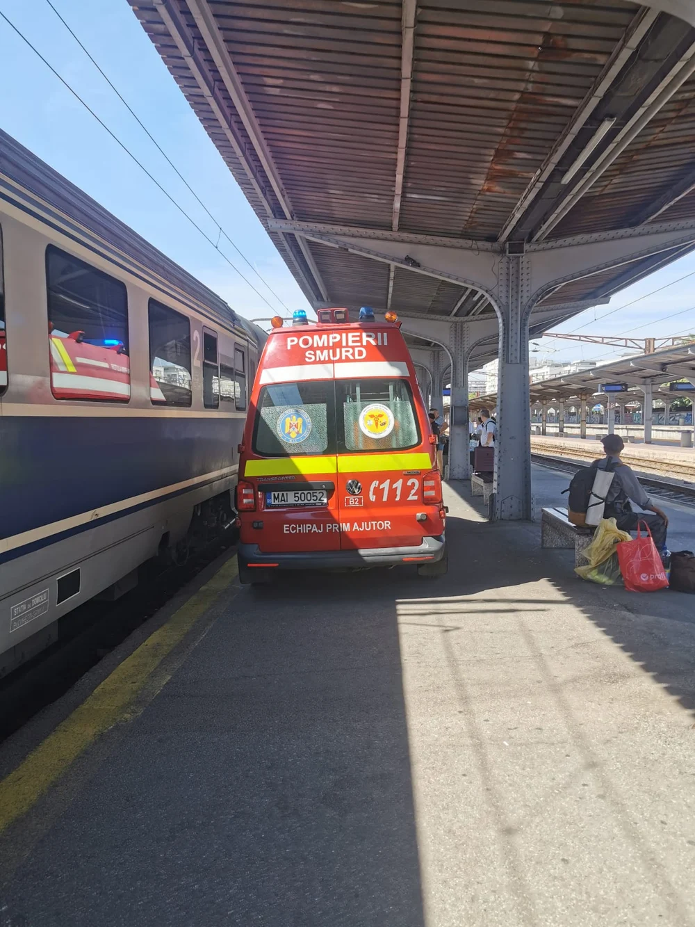 Incident la Gara de Nord: o tânără și-a prins mâna în ușa unui tren