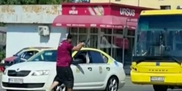 Un bărbat ameninta soferii din ploiesti cu o armă de jucărie