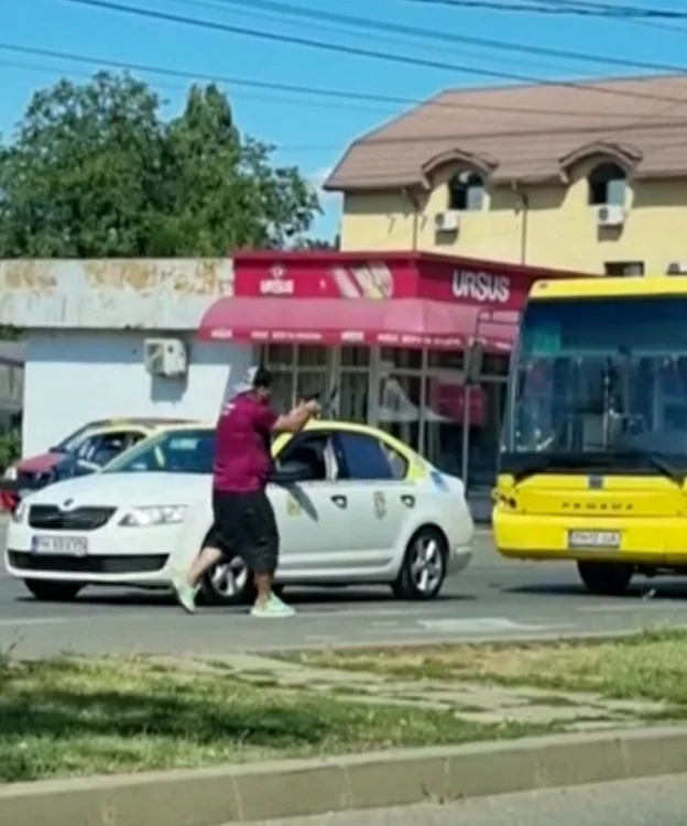 Bărbatul care a ameninţat cu pistolul şoferii din Ploieşti este liber FOTO captură video