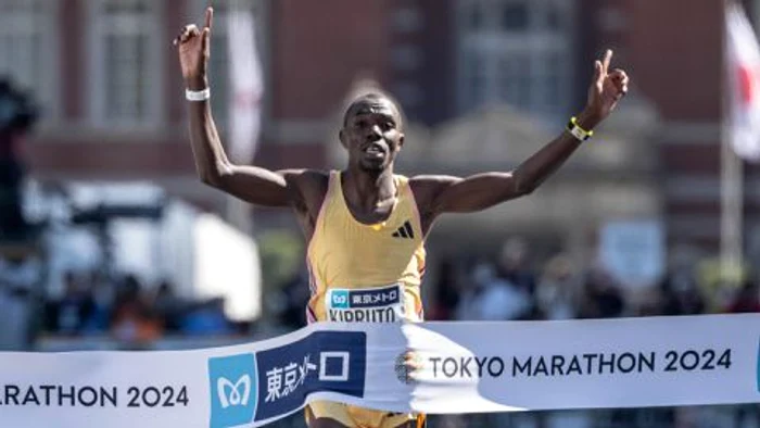 Benson Kipruto, trecând linia de sosire la Tokyo