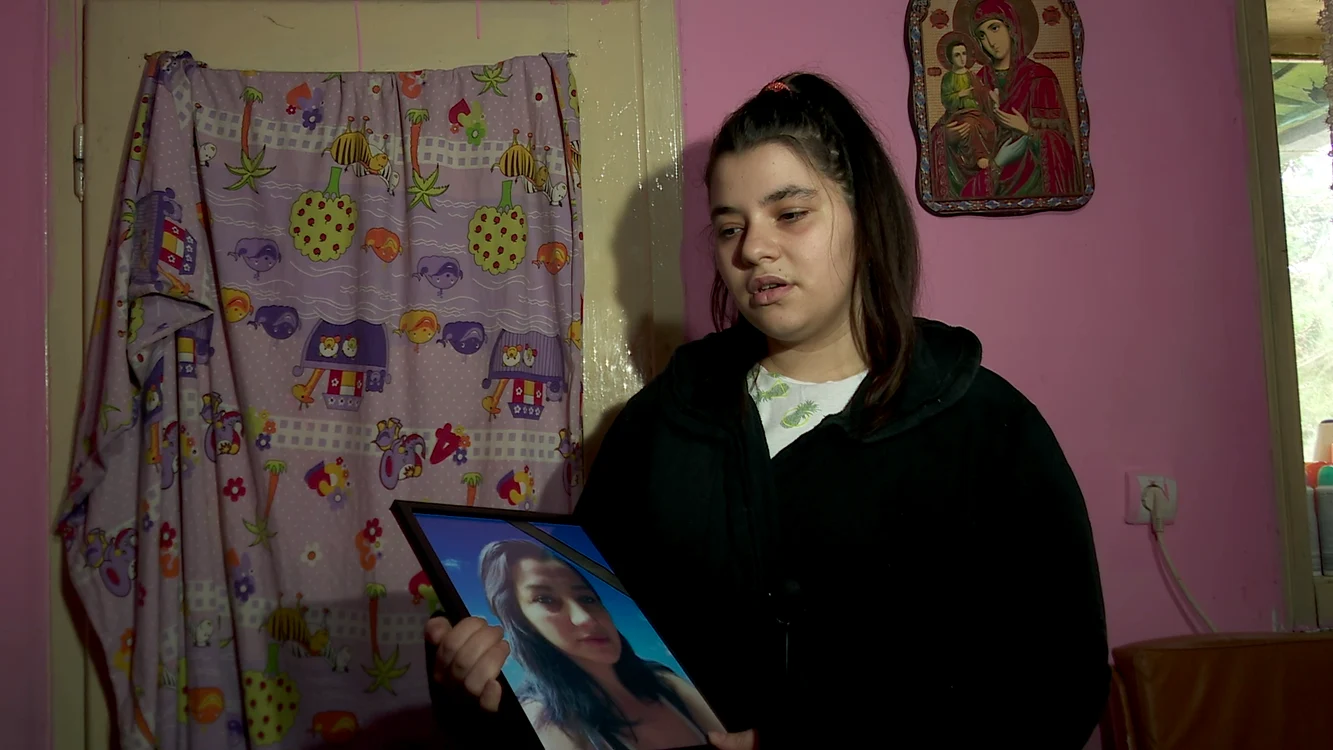 Alina își face mândră mama, a cărei fotografie o ține lângă icoană. FOTO Iulian Bunilă