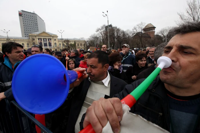 Sute de angajaţi Oltchim protestează în faţa Guvernului FOTO Sever Gheorghe