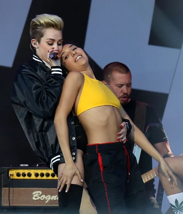 Miley Cyrus cu dansatoarele ei (Foto: Splash)