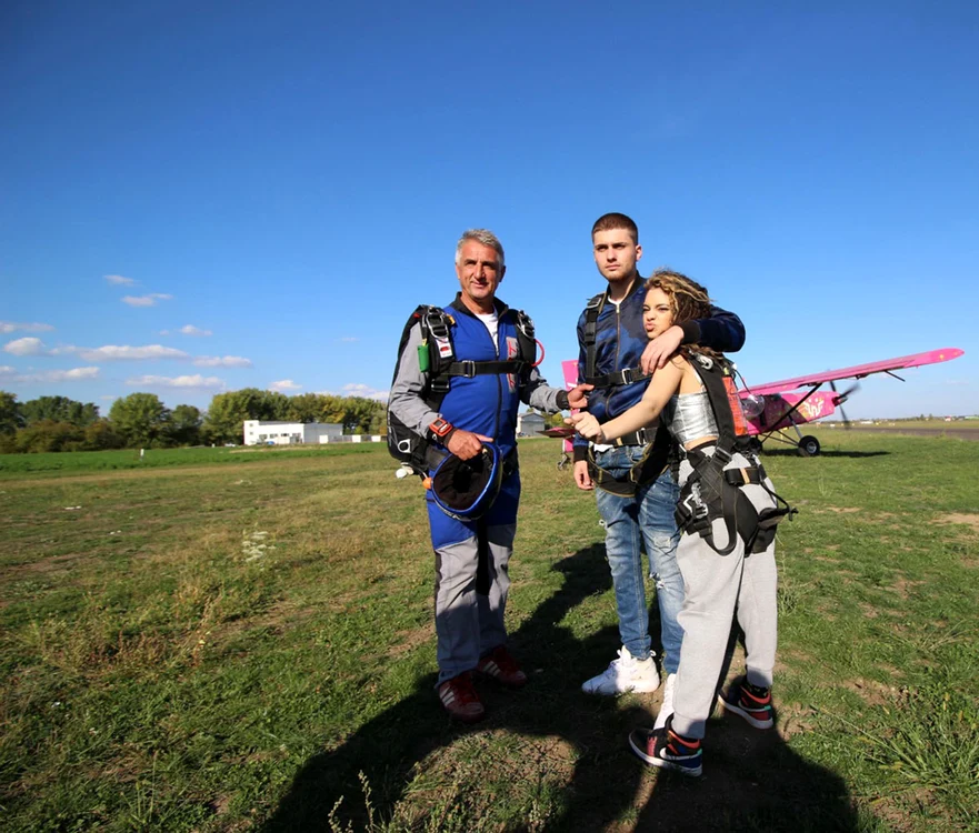 Mario şi Mara vor  să facă împreună  afaceri cu haine  pentru tineri