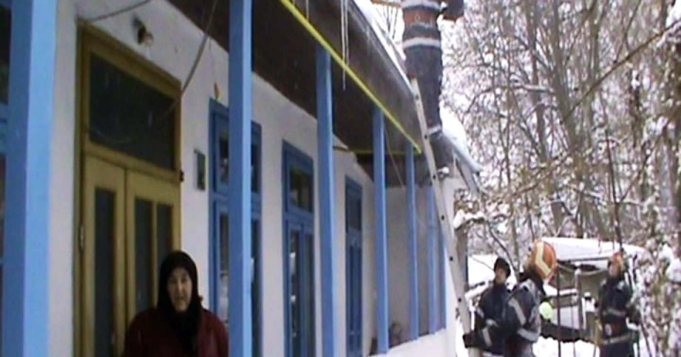 Pompierii au intervenit şi a curăţat acoperişul 