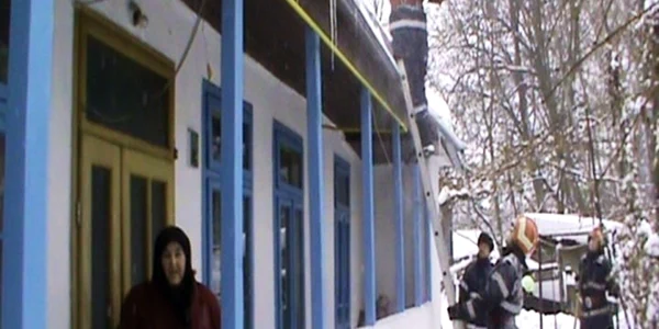 Pompierii au intervenit şi a curăţat acoperişul 