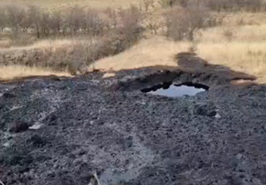 Bălți misterioase de petrol în zona Vulcanilor Noroioși. Ce ipoteze sunt vehiculate despre straniul  fenomen VIDEO