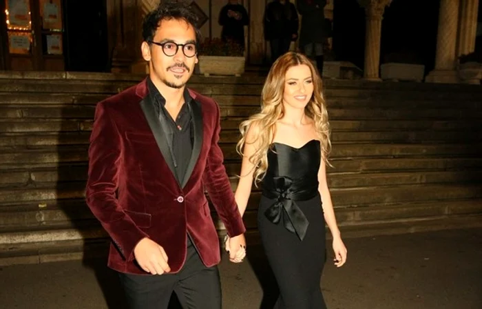 
    Răzvan Simion a publicat o imagine cu Lidia, pe profilul personalfoto: Arhiva Personală  