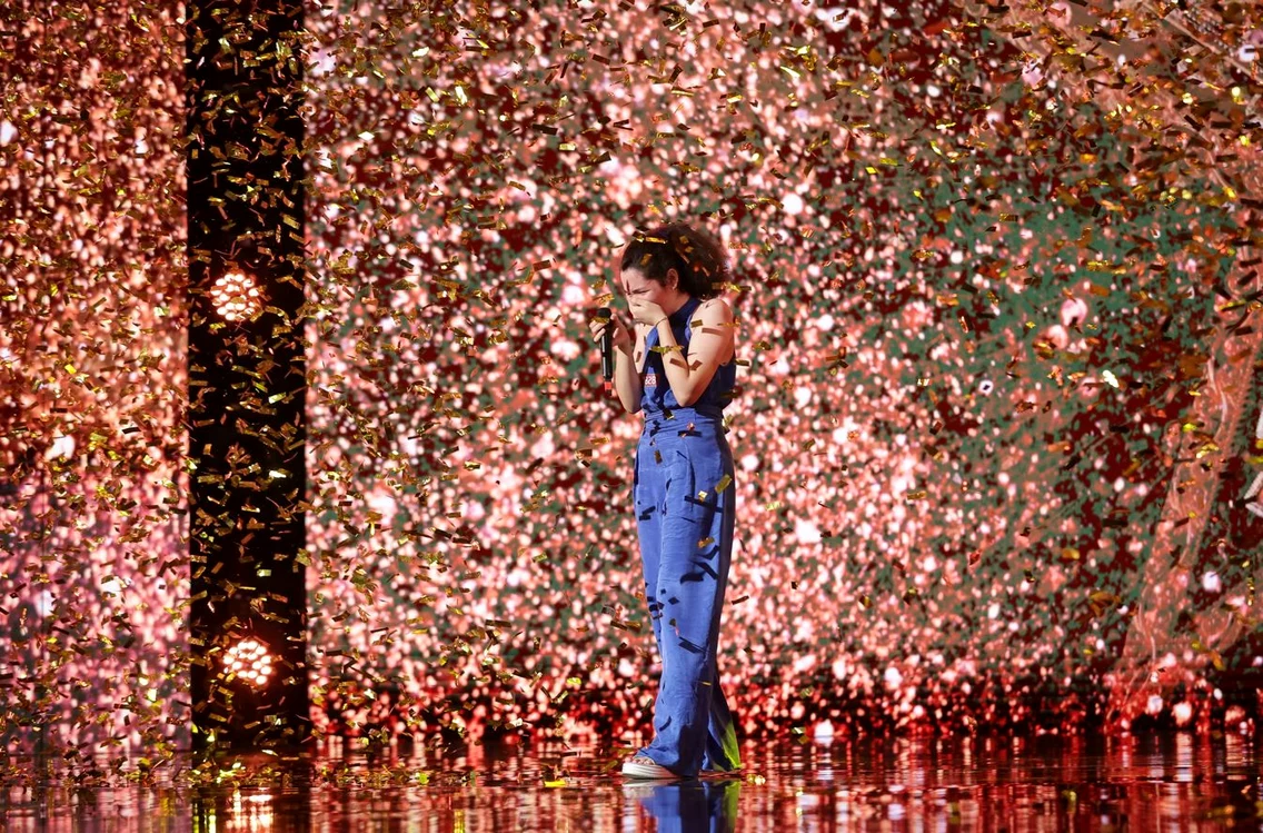 Carina Veghiu Romanii au talent golden Buzz2 jpg
