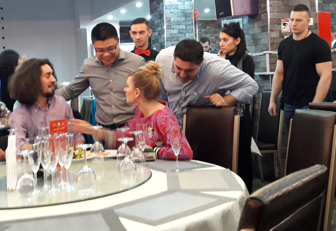 Alexandra Stan și Bogdan au fost în centrul atenției la evenimentul de deschidere al unui restaurant cu specific chinezesc