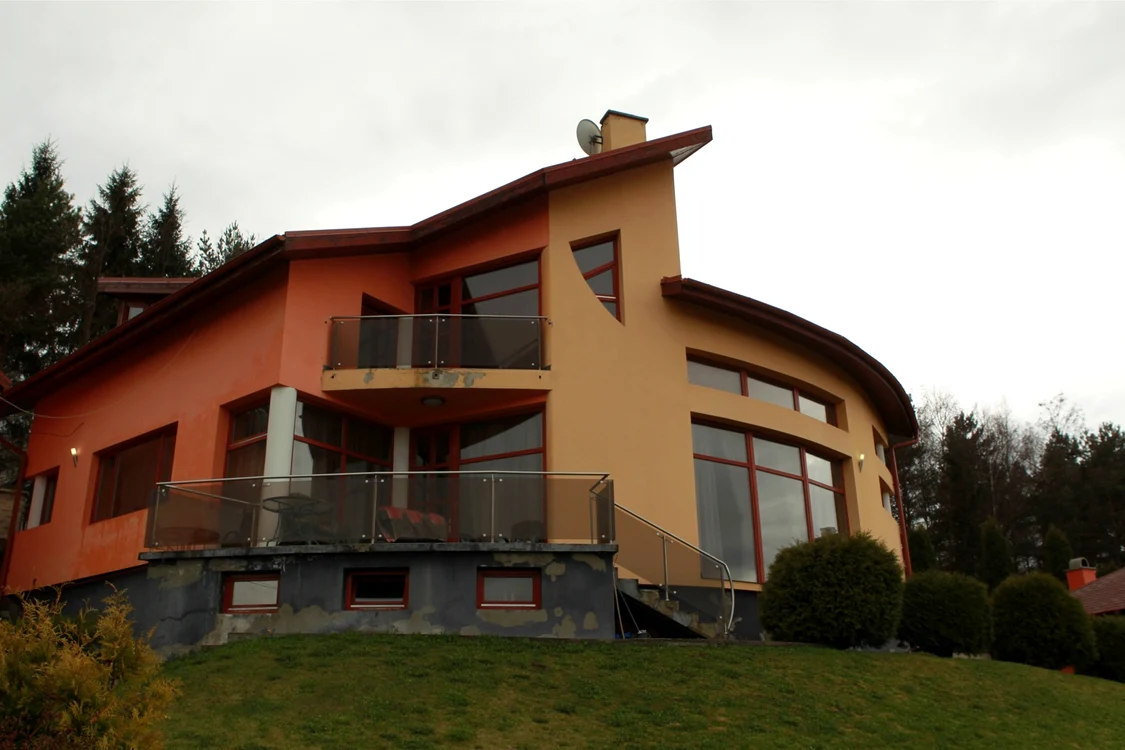 În această casă locuiește acum Nicoleta Luciu, împreună cu Zsolt și cei patru copii ai lor, Zsolt jr. și tripleții Kim, Karoly și Kevin
