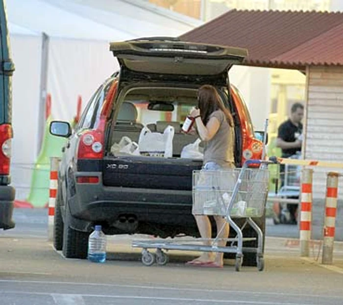 
    Vedeta a luat din hipermarket  mai multe sticle cu alcoolFOTOGRAFII: BLITZ  