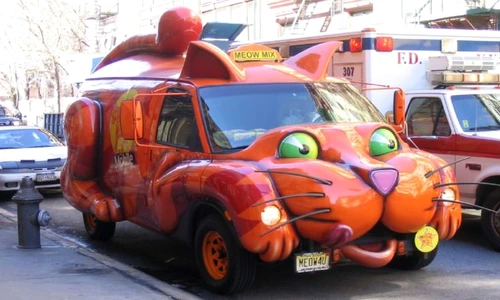 Cu un motor care toarce, această maşină promovează, pe străzile din New York, o firmă de mâncare pentru pisici  jpeg