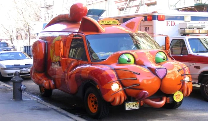 Cu un motor care toarce, această maşină promovează, pe străzile din New York, o firmă de mâncare pentru pisici  jpeg
