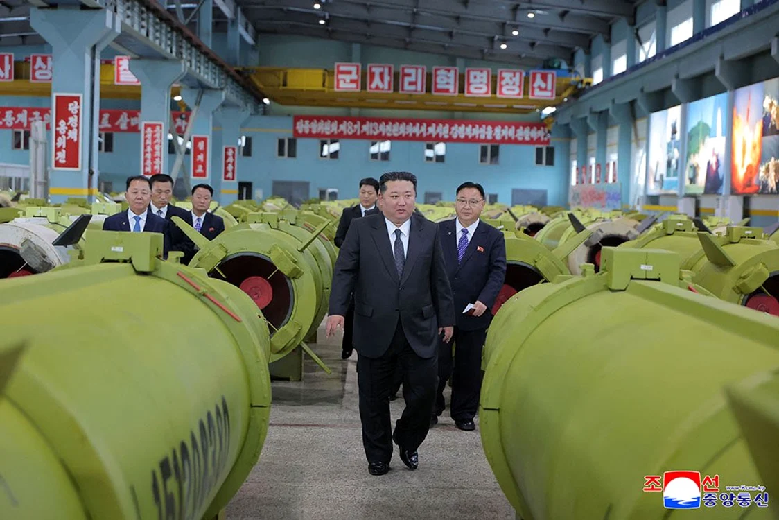Kim Jong un într-o uzină de rachete/FOTO:AFP