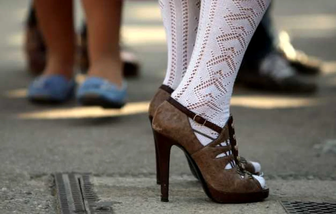 Tocurile stiletto, tocurile înalte sau pantofii cu talpa epa înaltă de pană pot cauza uzura prematură a genunchiului. FOTO Arhivă