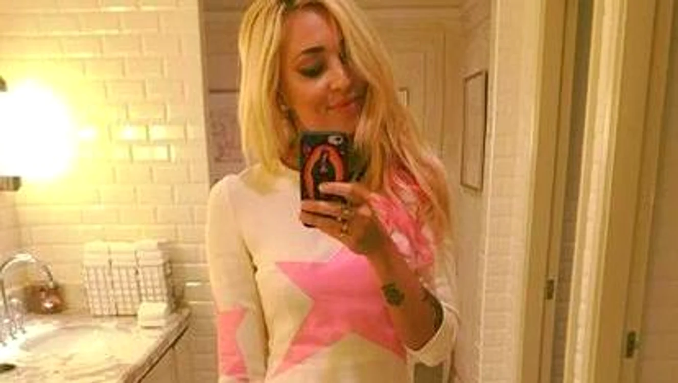 
    Telefonul pe care Raluca l-a folosit ca să îşi facă un selfie în toaleta unui local de lux din Dubai are o husă cu Fecioara Mariafoto: arhiva personală  