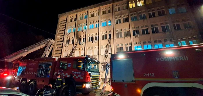 Un incendiu puternic a izbucnit sâmbătă seara într-un salon al secției de Terapie Intensivă a Spitalului Județean Neamț