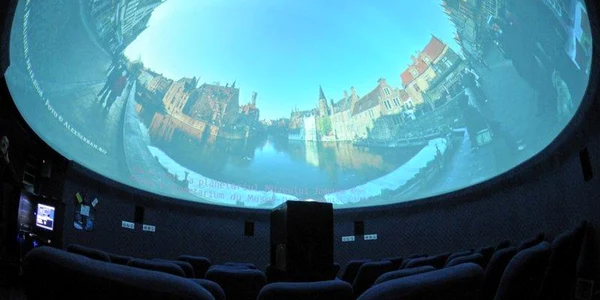 Spectacol la planetariu