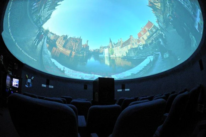 Spectacol la planetariu