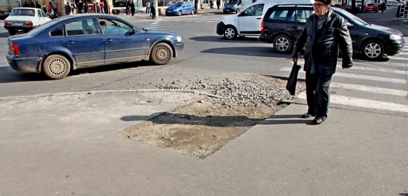 Asta rămâne în urma firmelor care fac intervenţii pentru remedierea unor avarii subterane  FOTO Florentin Coman