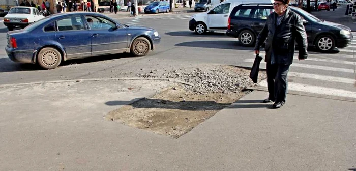 Asta rămâne în urma firmelor care fac intervenţii pentru remedierea unor avarii subterane  FOTO Florentin Coman