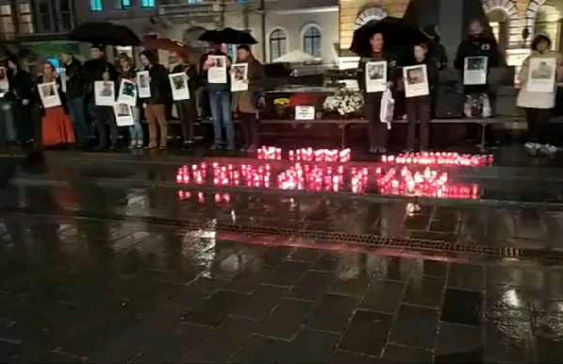 Clujenii au ieşit în stradă şi au aprins candele în memoria victimelor de la Colectiv